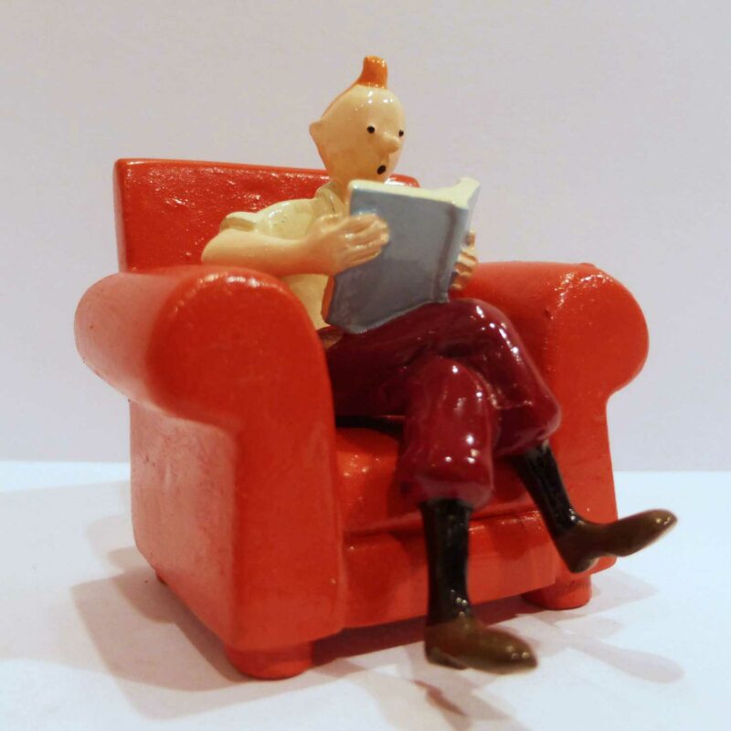 Tintin assis dans son fauteuil rouge